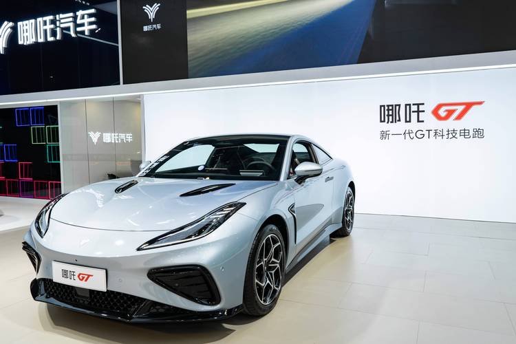 东莞47哪吒汽车在智能汽车领域的表现，领途汽车在新能源汽车市场中的影响力